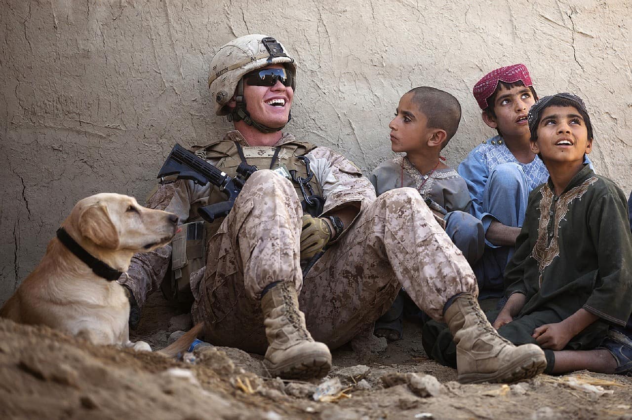 חייל יושב עם ילדים